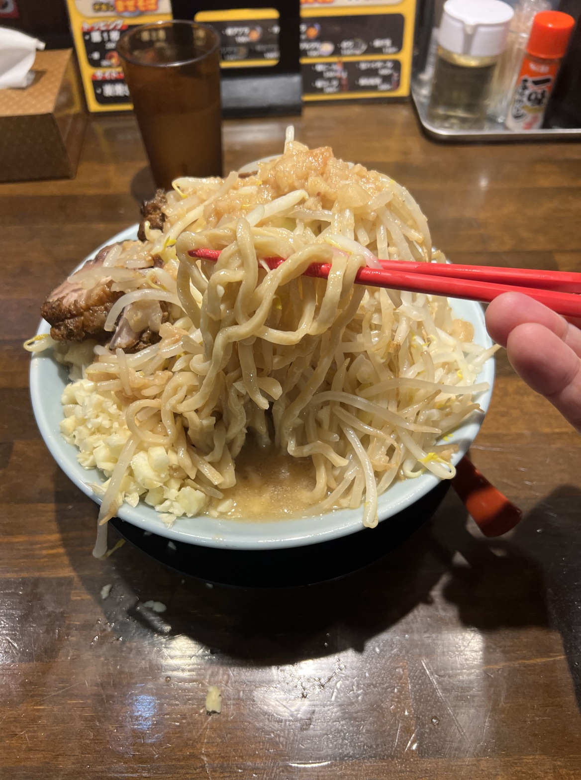 豚ふじラーメンの極太麺を箸で持ち上げた様子