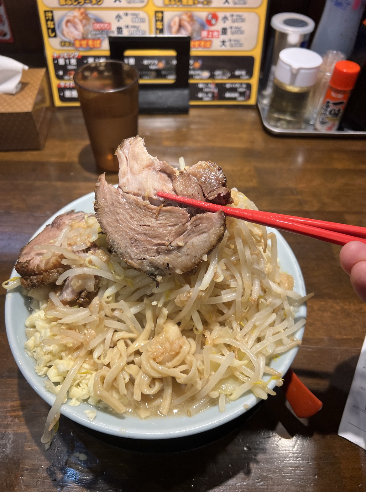 炭焼きチャーシューを箸で持ち上げた様子