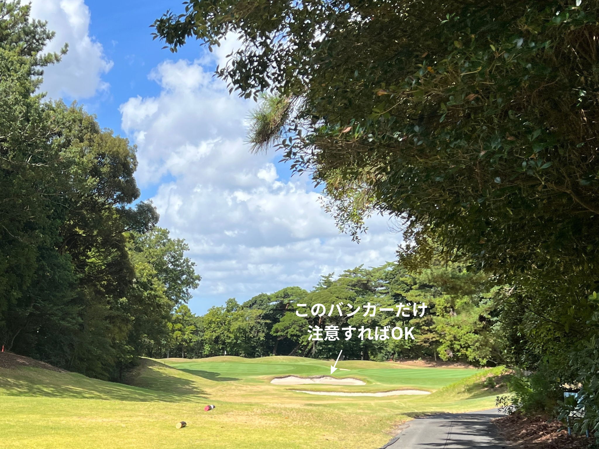 静岡カントリー袋井コース8番ホール。手前のバンカーだけ注意
