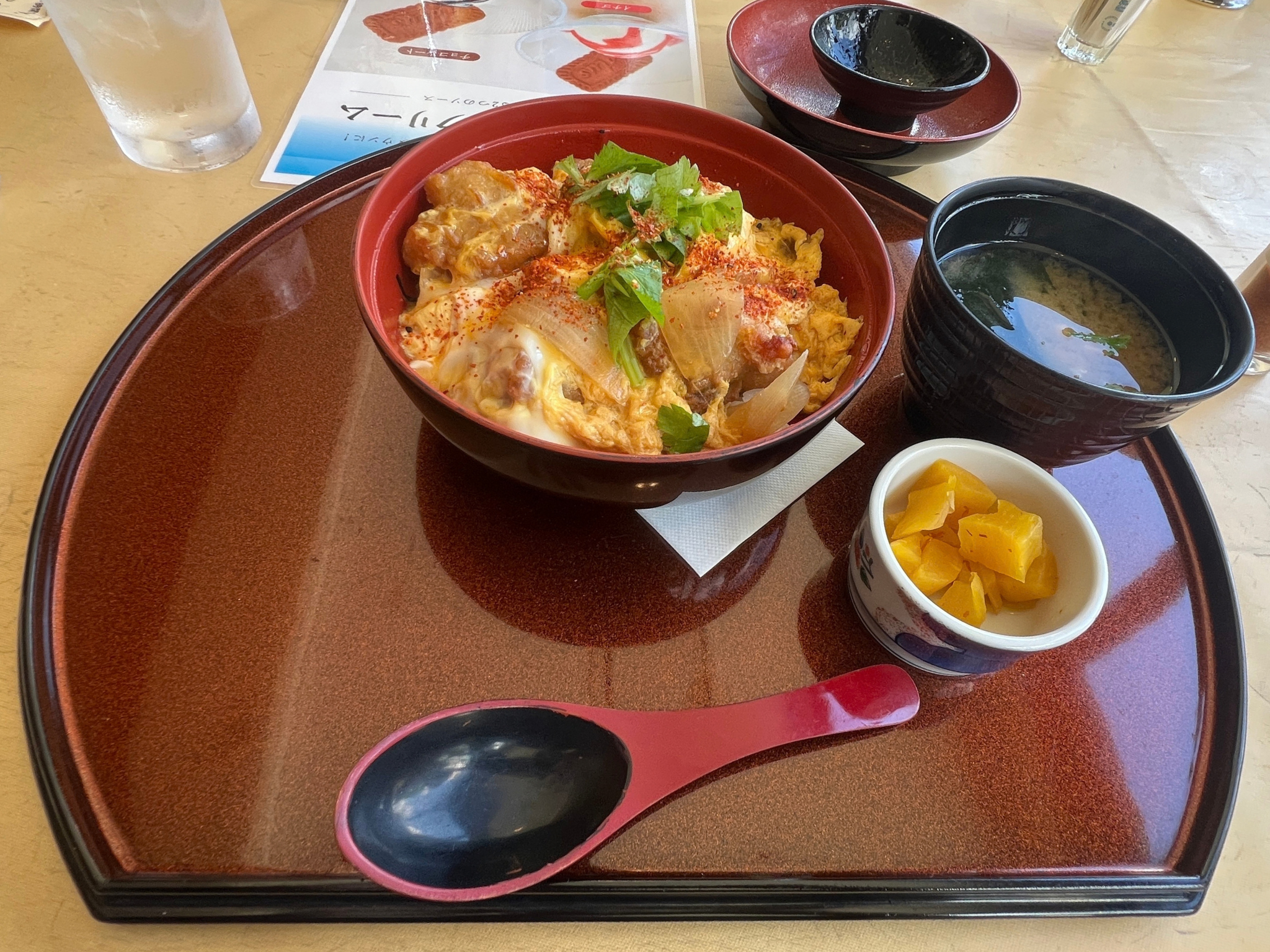 袋井コースでの昼食。とろとろ卵の丼に汁物とたくあん